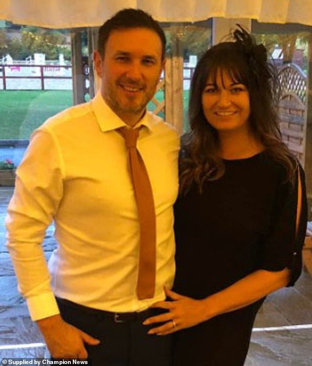 El millonario jefe de construcción de un hotel demanda a una vecina pastora de 80 años después de que ella “evitó que su esposa saliera marcha atrás del camino de entrada en su Land Rover”