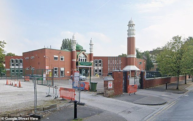 Hombres “armados con hachas y cuchillos” irrumpen en la Mezquita Central de Manchester mientras la policía busca a un sospechoso