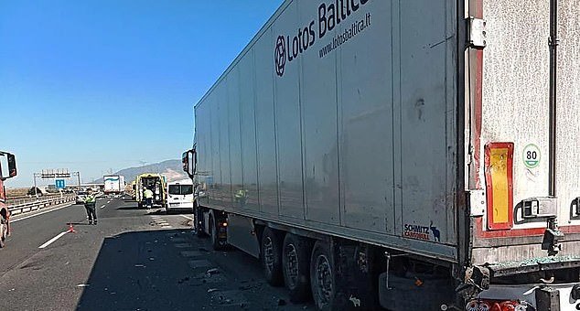 Una madre británica de 42 años muere delante de su familia después de que su furgoneta chocara contra la parte trasera de un camión en la autopista española.