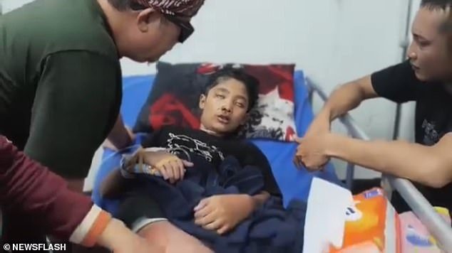 ‘Era mamá’: Momento trágico: Niño acosado es ‘obligado a beber agua hirviendo por su madrastra’ y la señala cuando le preguntan quién es el culpable, justo antes de morir a causa de sus heridas