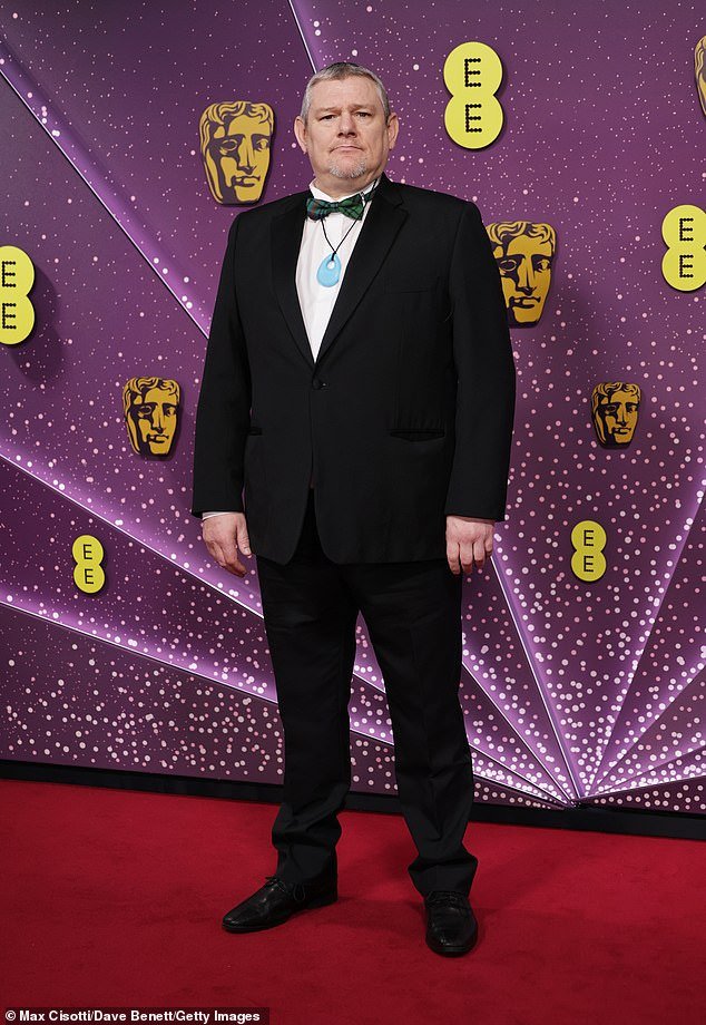 ¿Por qué lo pusieron detrás de un micrófono? Devastado John Davidson revela que los organizadores colocaron un micrófono frente a él en los Bafta y dice que la BBC sabía “qué esperar” de sus tics de Tourette.