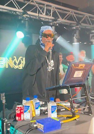 Snoop Dogg sorprende a los trabajadores de oficina con una cafetería sorpresa ambientada durante el vertiginoso recorrido por la ciudad del copropietario de Swansea