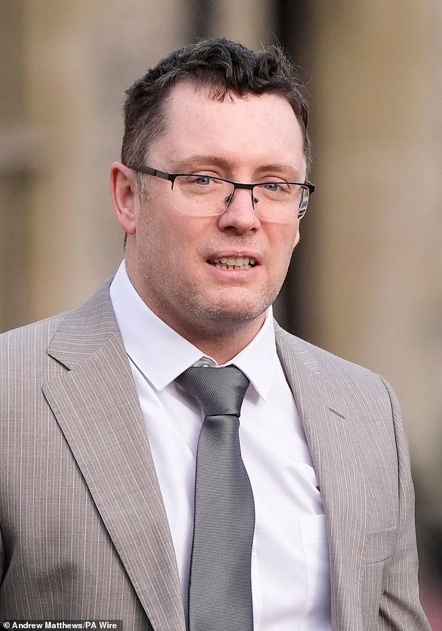 El marido que llevó a su esposa al suicidio en un ‘tsunami’ de violencia doméstica afirma que la ‘amaba y valoraba profundamente’ y la acusa de mentir, dice una audiencia judicial