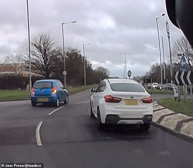 Momento en el que BMW choca con Hyundai mientras los conductores confunden carriles en una rotonda, pero ¿quién se equivoca?