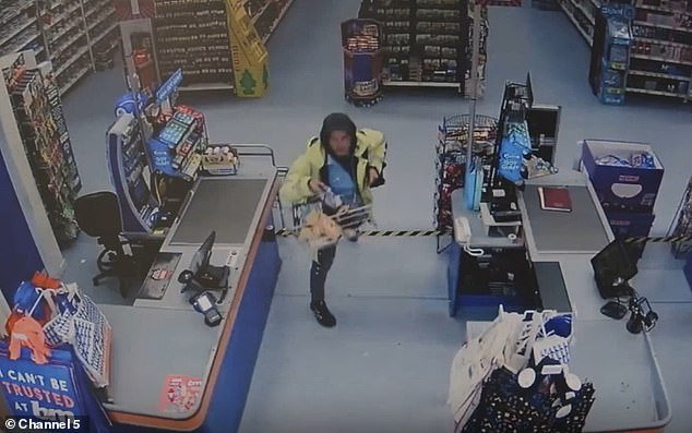 En ese momento, un ladrón casi mata al guardia de seguridad de B&M en un brutal ataque con cuchillo después de intentar evitar que robara £ 20 en bienes.