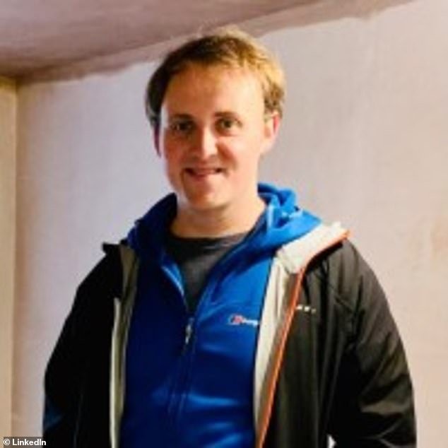 Una trabajadora financiera que renunció a su trabajo cuando sus jefes leyeron sus mensajes de WhatsApp y luego la suspendieron por escuchar audiolibros de “porno de dragones” recibirá un pago de £8,000