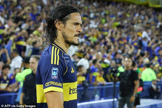 Edinson Cavani, de 39 años, le dijo al ganador de la Copa del Mundo que “DEBE dejar de jugar” ya que sus últimos años en Argentina van mal, después de que los fanáticos abuchearan a la ex estrella del Man United durante una mala etapa en Boca Juniors.