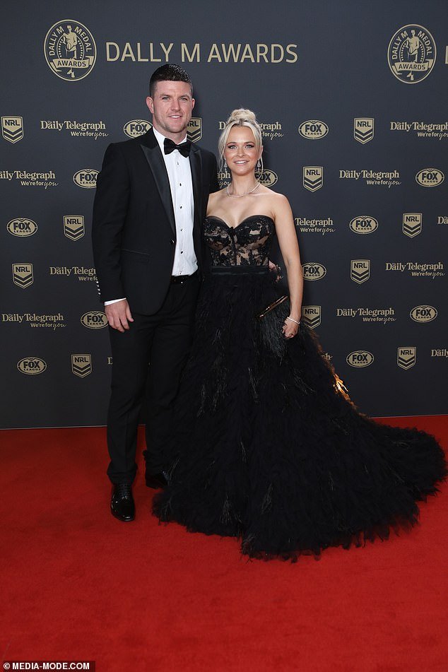 La estrella del fútbol Chad Townsend sufre una terrible experiencia que requiere tratamiento médico durante su vuelo a Las Vegas para el primer partido de la temporada de la NRL.