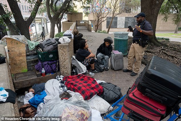 Los residentes de Houston critican el controvertido supercentro para personas sin hogar de $16 millones que se inaugurará este año: ‘el vecindario quedará arruinado’