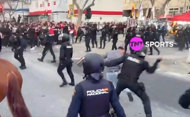 Los aficionados del Benfica chocan con la policía antidisturbios española en escenas violentas antes del partido de la Liga de Campeones del Real Madrid, antes de que grandes sectores de los aficionados abucheen a Vinicius Jr. durante el partido.