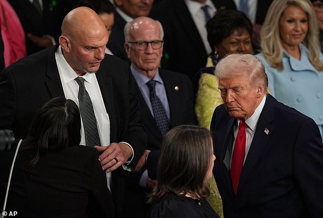 Los republicanos están acudiendo en masa a Fetterman, ya que un importante renegado demócrata corre el riesgo de descarrilar su suerte durante un mandato.