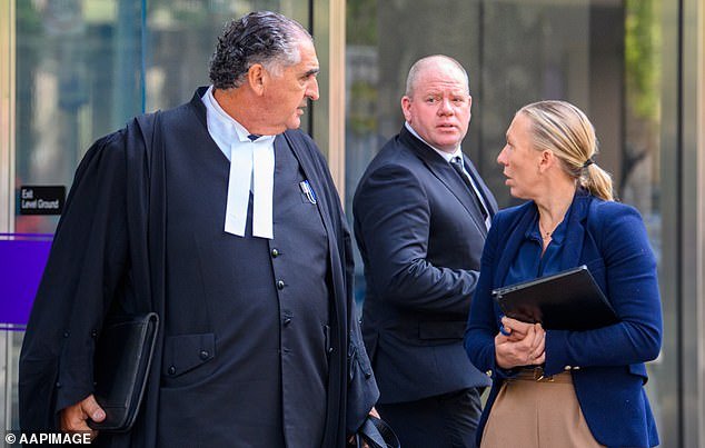 Acontecimientos dramáticos mientras la estrella del fútbol va a juicio acusada de defraudar a seis familias por presuntos delitos comerciales