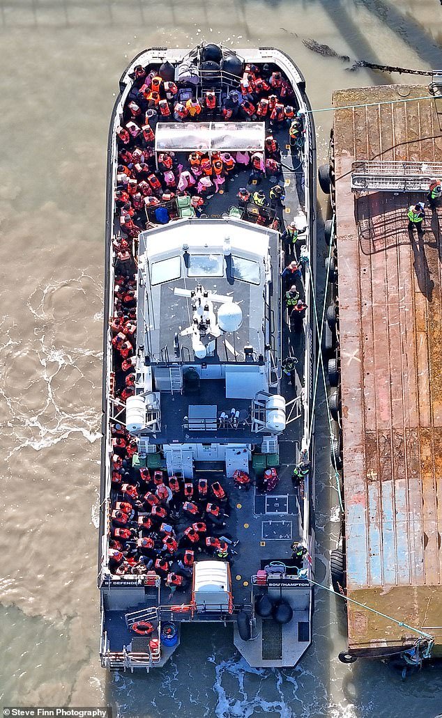Los refugiados en pequeñas embarcaciones están siendo llevados a través de un puerto británico hacia suelo británico después de solo 30 minutos de controles de seguridad, revela SUE REID.