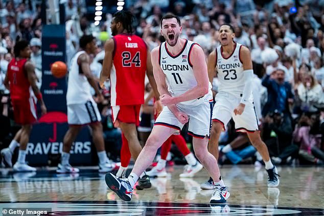 El No. 6 UConn derrota al No. 15 St. John’s 72-40 para asegurar la pole position en la carrera del Big East de la temporada regular