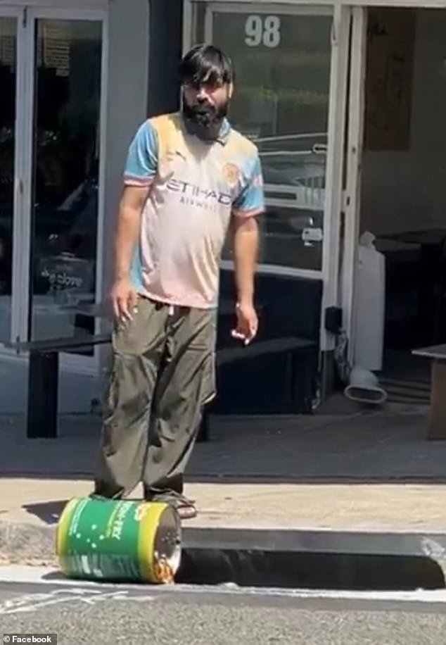 El jefe de una famosa panadería rompe su silencio tras indignarse por la increíble desidia de un trabajador afuera de la tienda