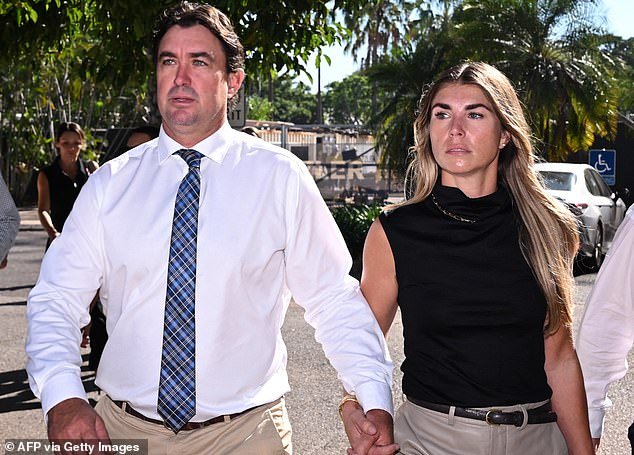 Outback Wrangler emprende acciones legales dramáticas mientras está tras las rejas por un accidente de helicóptero en el Territorio del Norte; cuando se descubre que su imperio se ha derrumbado