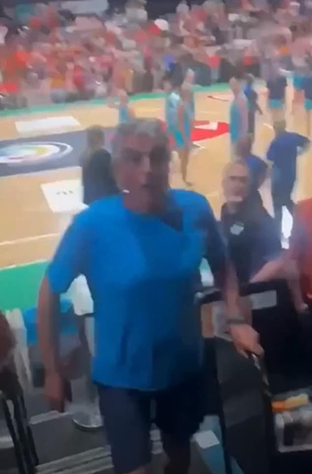 El enojado padre de la estrella del deporte australiano se ve en un video llamando a un fanático “maldito moll” antes de que la seguridad se lo lleve.
