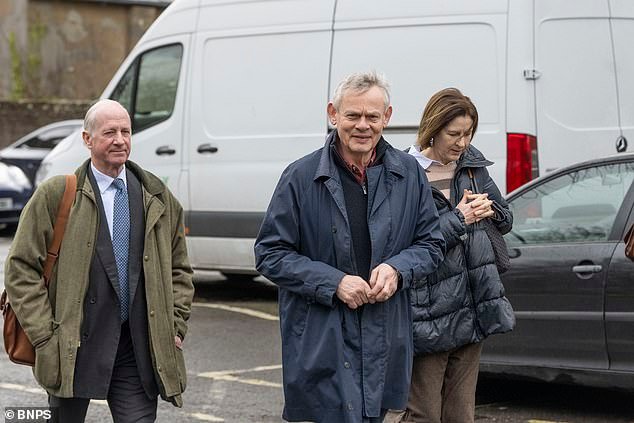 El actor Martin Clunes pierde la batalla para impedir que unos vecinos hippies construyan un sitio turístico permanente a 300 metros de una granja de £5 millones