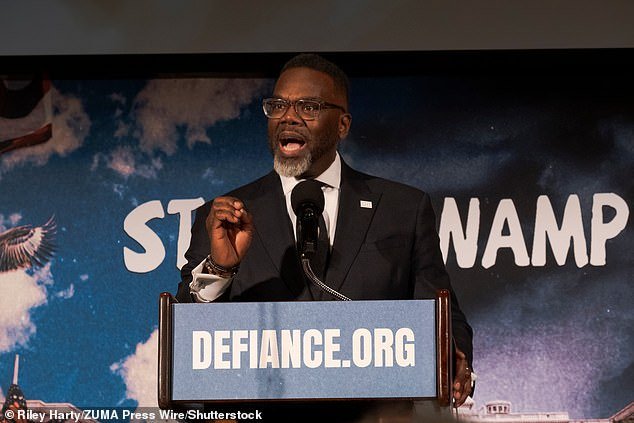 El alcalde de Chicago, despierto, da una respuesta ensalada de palabras cuando se le pregunta si los contribuyentes financiaron su viaje a DC para asistir a la manifestación contra Trump.