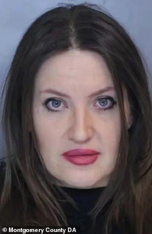 La entrenadora de baloncesto y su padre fueron arrestados por agredir a la esposa del rival y a su hija de tres años en una crisis posterior al partido.