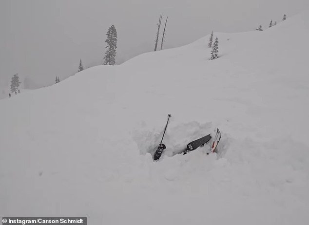 Un momento desgarrador cuando un esquiador es sacado de la nieve profunda en Lake Tahoe un día después de una avalancha mortal