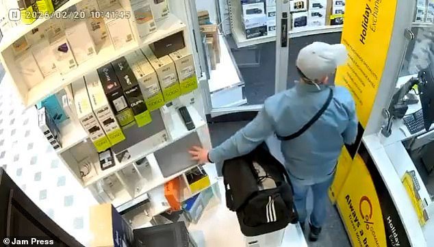 Un ladrón descarado roba una computadora portátil en segundos mientras distrae al personal intentando vender la vieja