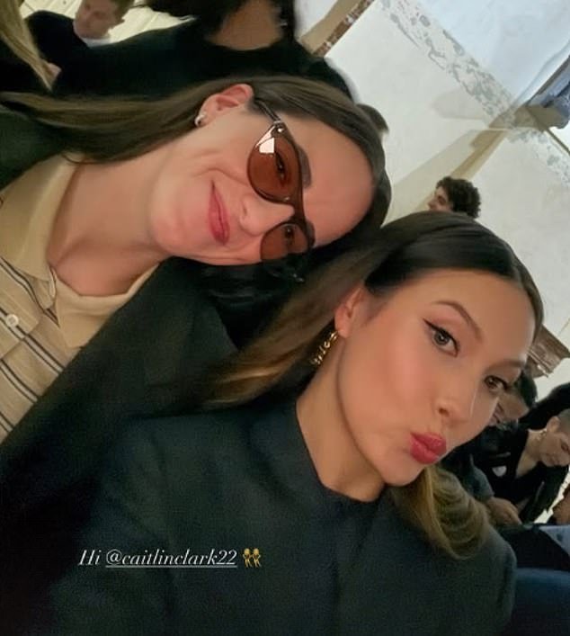 Caitlin Clark posa con la ‘traidora’ de los Juegos Olímpicos de Invierno, Eileen Gu, mientras se sientan juntas en el desfile de la Semana de la Moda de Milán.