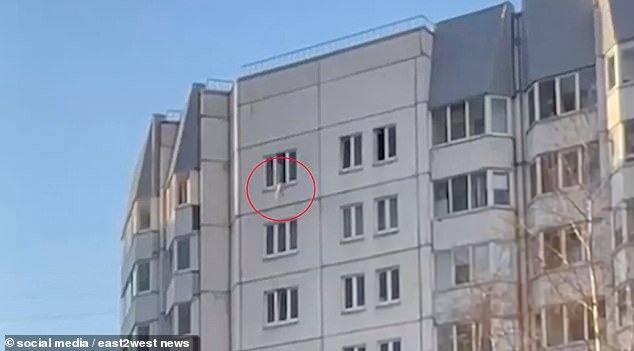 Momento espeluznante: un niño cae desde una altura de 3 metros desde la ventana de un edificio de gran altura, antes de que las heroicas enfermeras lo atrapen con un abrigo