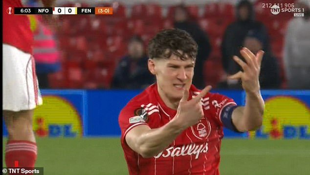 ¡Ay! Ryan Yates sufre una terrible lesión en el dedo en el choque de la Europa League entre Nottingham Forest y Fenerbahce, ¡pero sigue jugando!