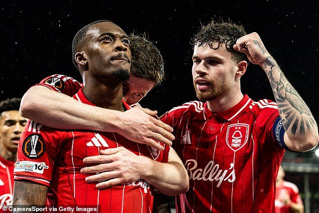 Callum Hudson-Odoi ayuda a superar al nervioso Nottingham Forest mientras comienzan los abucheos hacia Vitor Pereira y los tres jugadores del plantel que no le hicieron ningún favor en una noche poco convincente contra el Fenerbahce: TOM COLLOMOSSE