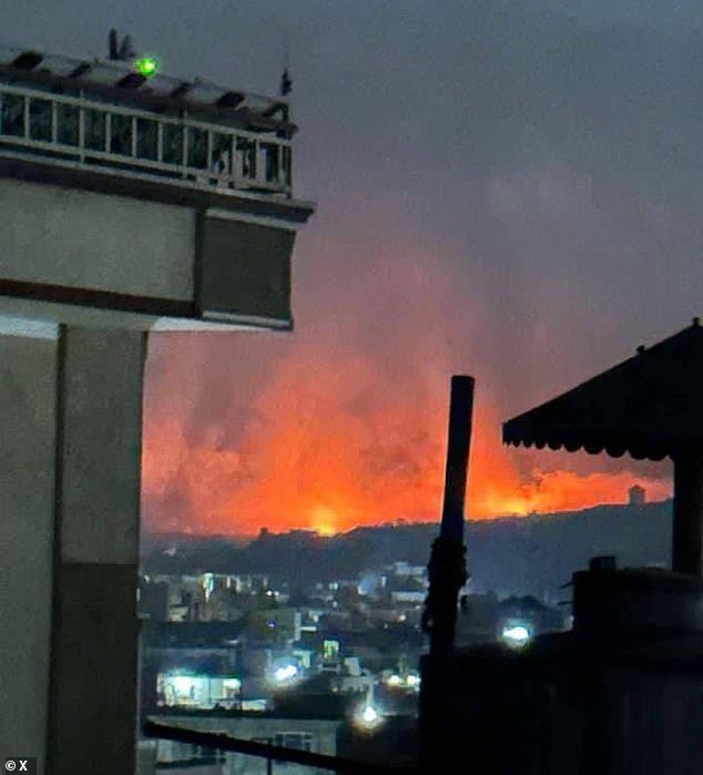 El ministro de Defensa de Pakistán declara “guerra abierta” con Afganistán tras escucharse explosiones en Kabul en la última escalada de violencia