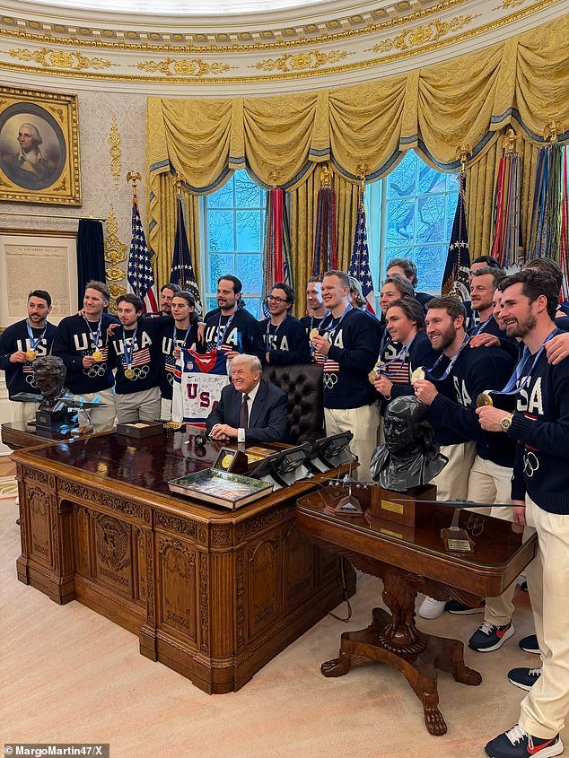 Megan Rapinoe, furiosa, ataca a los ‘payasos’ del hockey masculino de EE. UU. por hacerse amigos de Donald Trump después del oro olímpico