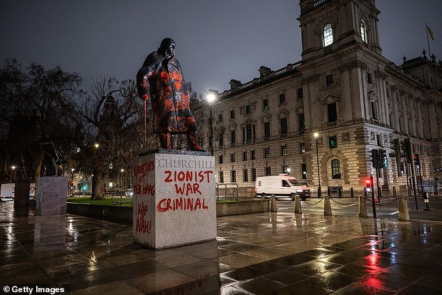 Activistas pro palestinos destrozan la estatua de Winston Churchill con lemas de “criminal de guerra sionista”