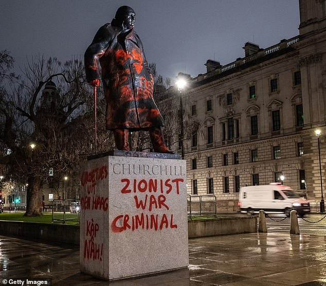 Hombre acusado de daños criminales después de que la estatua de Winston Churchill fuera desfigurada con graffiti