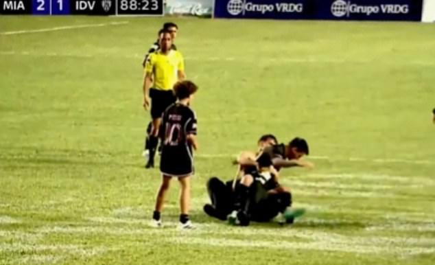 Lionel Messi es arrastrado al suelo por un torpe guardia de seguridad después de que una loca tormenta de fanáticos agarra a la superestrella del Inter Miami en un incidente impactante.