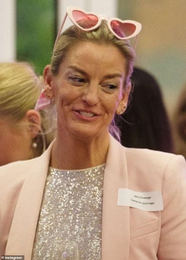 Una profesora de internado de 52 años ha sido acusada de actividad sexual con un niño después de que bebieran alcohol juntos, en la foto de un evento escolar de Barbie.