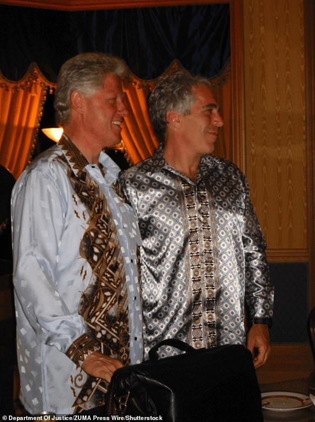 El furioso Bill Clinton hace una explosiva declaración sobre Epstein insistiendo en que “no hice nada malo” mientras ataca a los republicanos por criticar a Hillary.