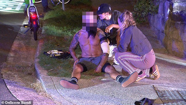 Bondi Beach sacudida por un ataque con cuchillo ‘aleatorio’: la víctima fue trasladada al hospital después de ser golpeada ‘en la espalda con un cuchillo’