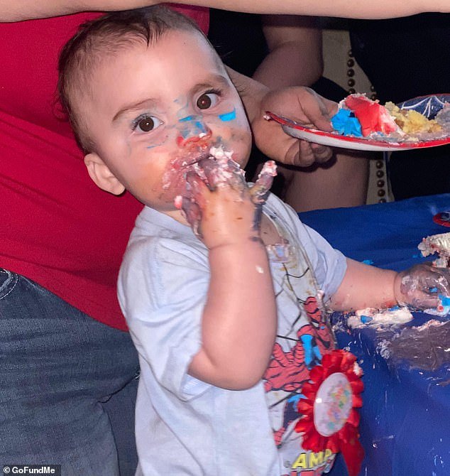 Un niño de 1 año sufre un final horrible después de quedar sin seguridad en un camión cuya puerta se abrió al girar