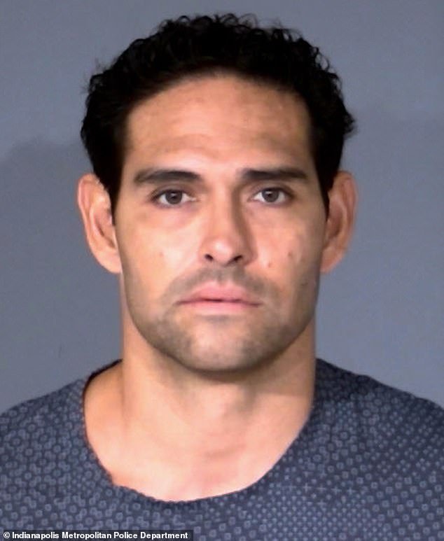 El juicio por agresión a Mark Sánchez se pospone nuevamente luego de que el mariscal de campo retirado fuera acusado de usar drogas duras durante el ataque.