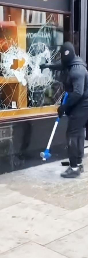 Una banda que robó casi £150.000 en joyas, relojes, dinero en efectivo y pinturas en un atraco de cuatro meses se enfrenta a la cárcel