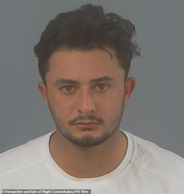 Un migrante afgano que violó a una mujer “vulnerable y borracha” mientras el teléfono grababa sus súplicas para que parara es condenado a 10 años de prisión