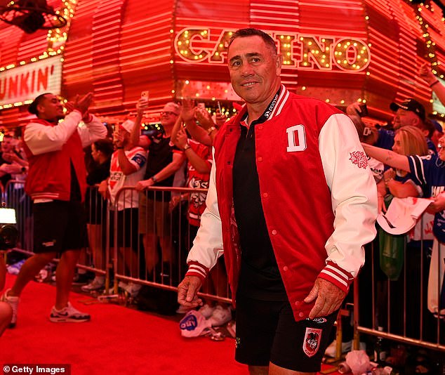 El entrenador de fútbol bajo presión hace un tiro impresionante antes del inicio de la temporada de la NRL en Las Vegas