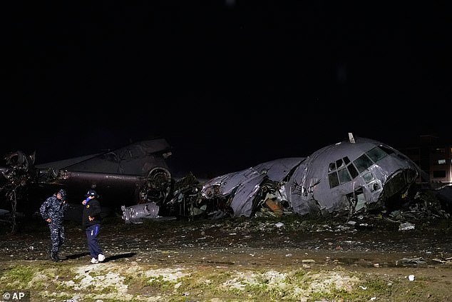 Al menos 15 muertos al estrellarse un avión militar que transportaba fajos de billetes en una concurrida calle de Bolivia