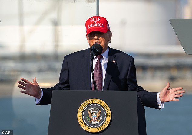 Trump es abucheado por la multitud mientras elogia extrañamente a la congresista casada que “tuvo una aventura con un asistente” antes de prenderse fuego.