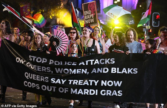 El Mardi Gras de Gays y Lesbianas de Sydney se estremece pocas horas antes del evento cuando un grupo está prohibido por comentarios controvertidos.