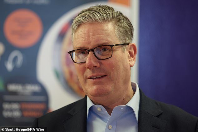 ¿Starmer permitió que Trump usara a Diego García para los ataques a Irán? Es posible que los bombarderos estadounidenses hayan volado a 3.500 millas del territorio británico de ultramar