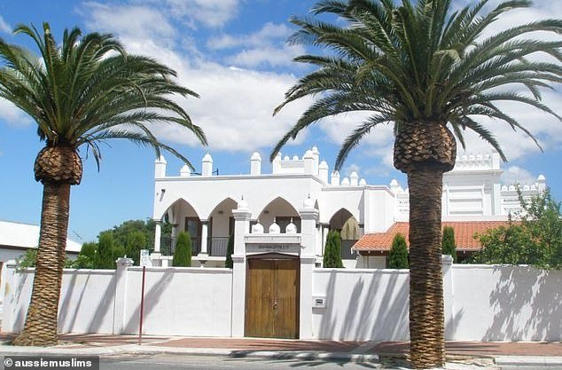 Los agentes de policía corren hacia la mezquita de Perth después de hacer un descubrimiento preocupante en las escaleras exteriores.