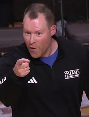 El entrenador de baloncesto de Miami, Travis Steele, se angustia cuando rompe los parlantes de un DJ, provocando una sorprendente crisis nerviosa.