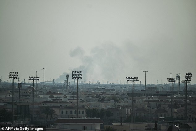 Estados Unidos defiende el fuego de misiles iraníes mientras las bases en el Medio Oriente se ven obligadas a defenderse con contraataques.
